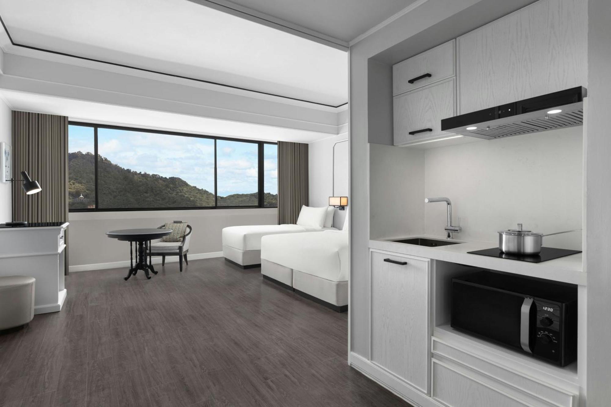Courtyard By Marriott Phuket Town Hotel Bagian luar foto