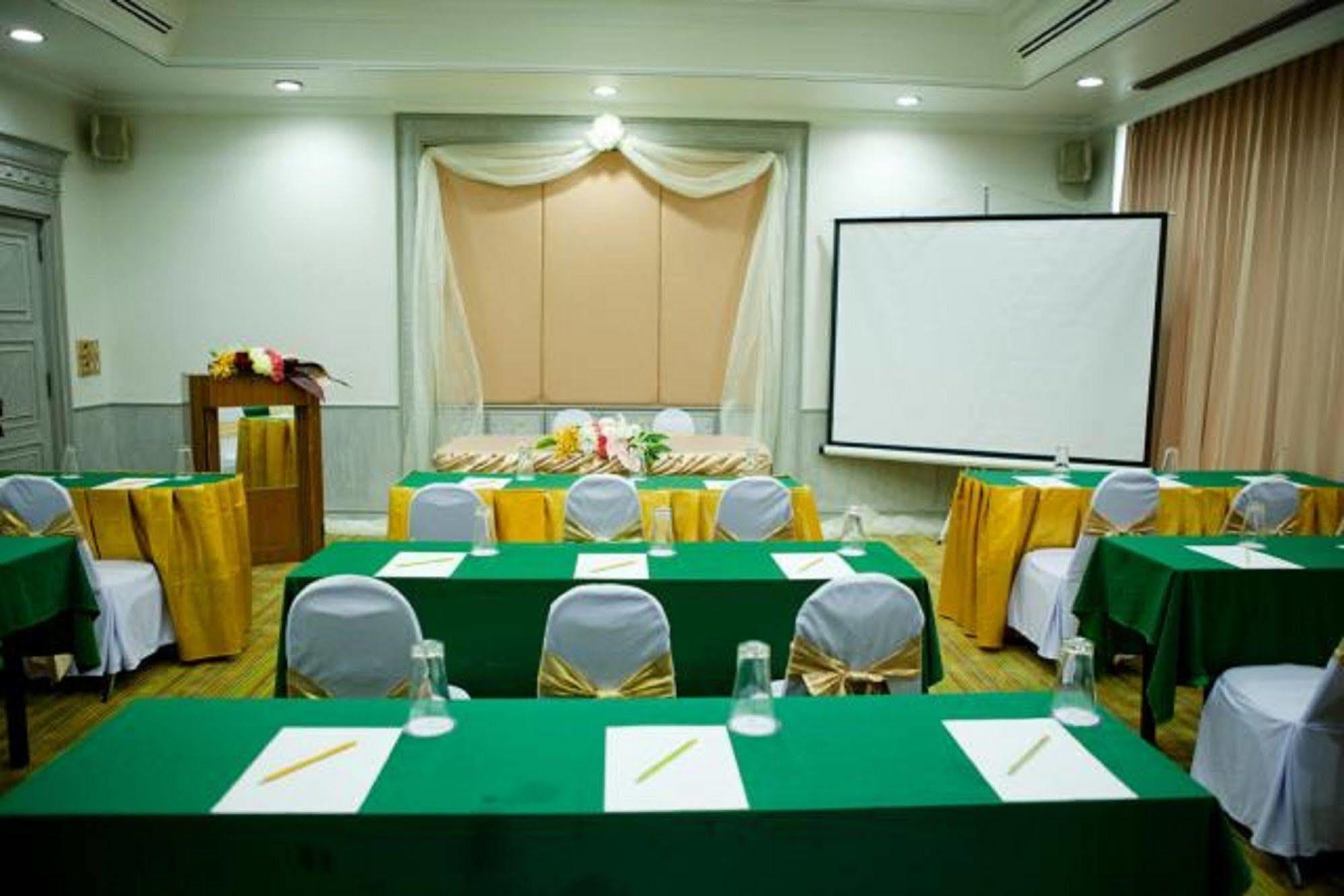 Courtyard By Marriott Phuket Town Hotel Bagian luar foto